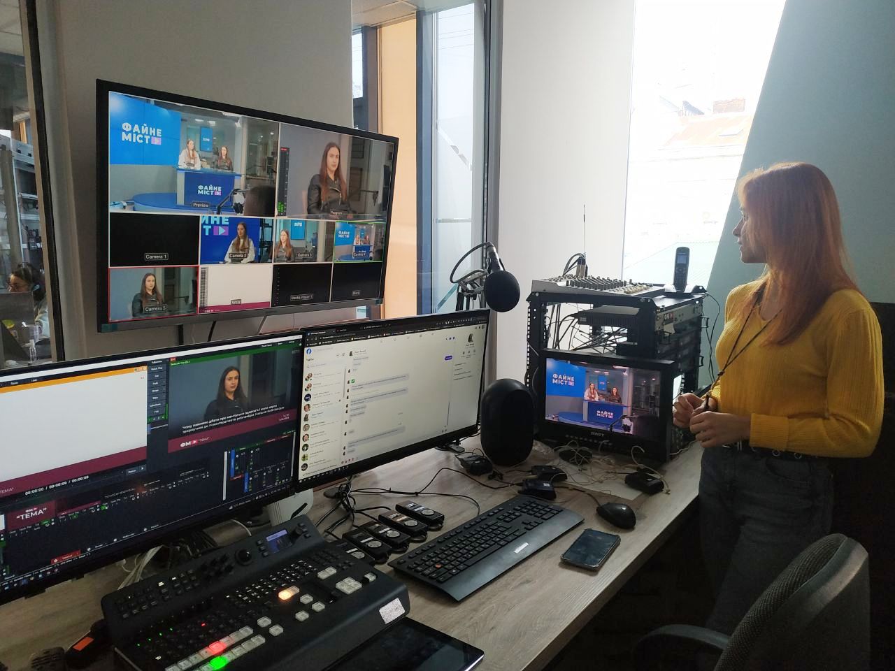 Тетяна Кіцак знайомить студентів із роботою апаратоної кімнати